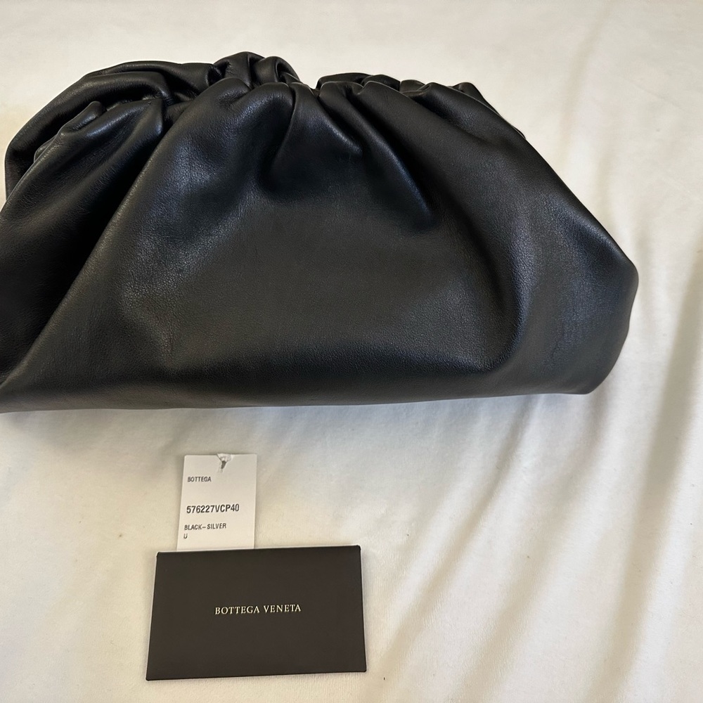 100% authentic Bottega Veneta The Pouch leather clutch. In black. - Picture 6 of 9